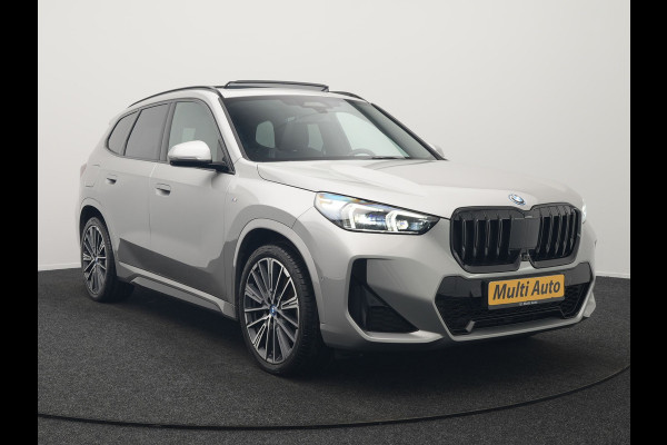 BMW X1 xDrive30e M Sport Plug In Hybrid 326pk Dealer O.H. PHEV | Panodak | Head Up | 360 Camera | Adaptive Cruise | Alcantara Sportstoelen Massage & Memory | Harman & Kardon | Stoelen & Stuur Verwarmd | Apple Carplay | 20"L.M | Blis | Keyless | Sfee