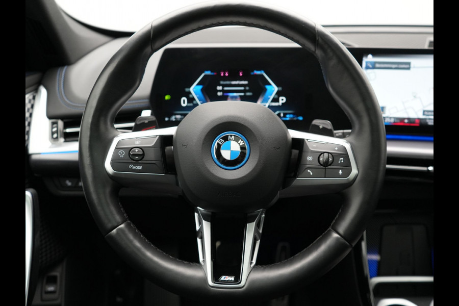 BMW X1 xDrive30e M Sport Plug In Hybrid 326pk Dealer O.H. PHEV | Panodak | Head Up | 360 Camera | Adaptive Cruise | Alcantara Sportstoelen Massage & Memory | Harman & Kardon | Stoelen & Stuur Verwarmd | Apple Carplay | 20"L.M | Blis | Keyless | Sfee
