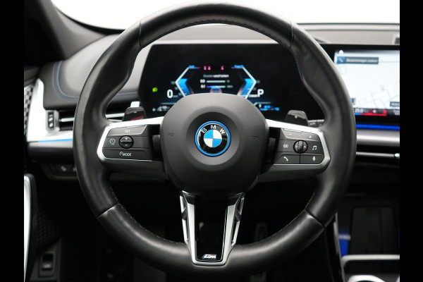 BMW X1 xDrive30e M Sport Plug In Hybrid 326pk Dealer O.H. PHEV | Panodak | Head Up | 360 Camera | Adaptive Cruise | Alcantara Sportstoelen Massage & Memory | Harman & Kardon | Stoelen & Stuur Verwarmd | Apple Carplay | 20"L.M | Blis | Keyless | Sfee