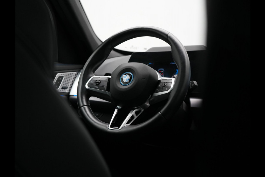 BMW X1 xDrive30e M Sport Plug In Hybrid 326pk Dealer O.H. PHEV | Panodak | Head Up | 360 Camera | Adaptive Cruise | Alcantara Sportstoelen Massage & Memory | Harman & Kardon | Stoelen & Stuur Verwarmd | Apple Carplay | 20"L.M | Blis | Keyless | Sfee