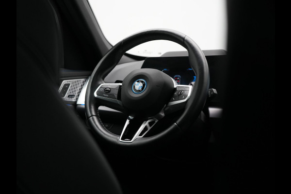 BMW X1 xDrive30e M Sport Plug In Hybrid 326pk Dealer O.H. PHEV | Panodak | Head Up | 360 Camera | Adaptive Cruise | Alcantara Sportstoelen Massage & Memory | Harman & Kardon | Stoelen & Stuur Verwarmd | Apple Carplay | 20"L.M | Blis | Keyless | Sfee