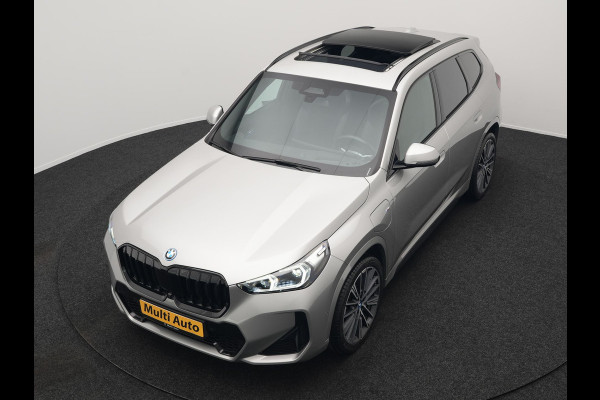 BMW X1 xDrive30e M Sport Plug In Hybrid 326pk Dealer O.H. PHEV | Panodak | Head Up | 360 Camera | Adaptive Cruise | Alcantara Sportstoelen Massage & Memory | Harman & Kardon | Stoelen & Stuur Verwarmd | Apple Carplay | 20"L.M | Blis | Keyless | Sfee