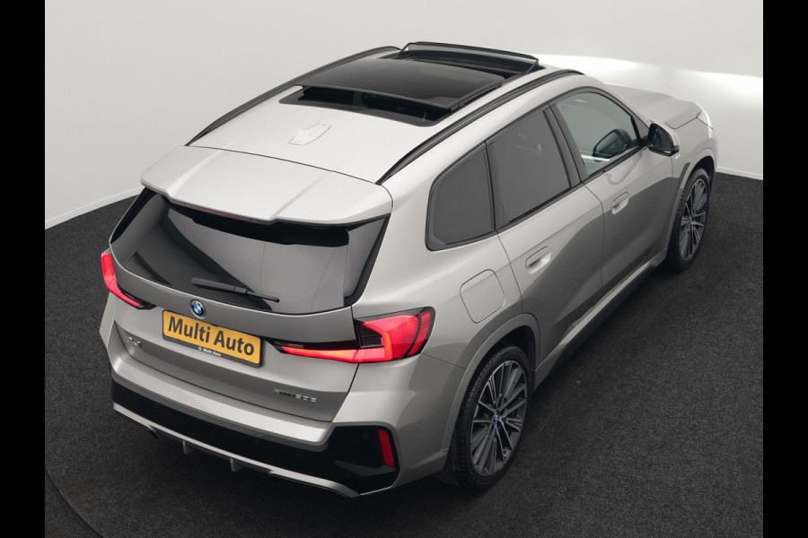 BMW X1 xDrive30e M Sport Plug In Hybrid 326pk Dealer O.H. PHEV | Panodak | Head Up | 360 Camera | Adaptive Cruise | Alcantara Sportstoelen Massage & Memory | Harman & Kardon | Stoelen & Stuur Verwarmd | Apple Carplay | 20"L.M | Blis | Keyless | Sfee