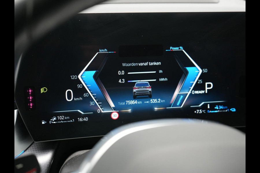 BMW X1 xDrive30e M Sport Plug In Hybrid 326pk Dealer O.H. PHEV | Panodak | Head Up | 360 Camera | Adaptive Cruise | Alcantara Sportstoelen Massage & Memory | Harman & Kardon | Stoelen & Stuur Verwarmd | Apple Carplay | 20"L.M | Blis | Keyless | Sfee