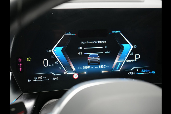 BMW X1 xDrive30e M Sport Plug In Hybrid 326pk Dealer O.H. PHEV | Panodak | Head Up | 360 Camera | Adaptive Cruise | Alcantara Sportstoelen Massage & Memory | Harman & Kardon | Stoelen & Stuur Verwarmd | Apple Carplay | 20"L.M | Blis | Keyless | Sfee