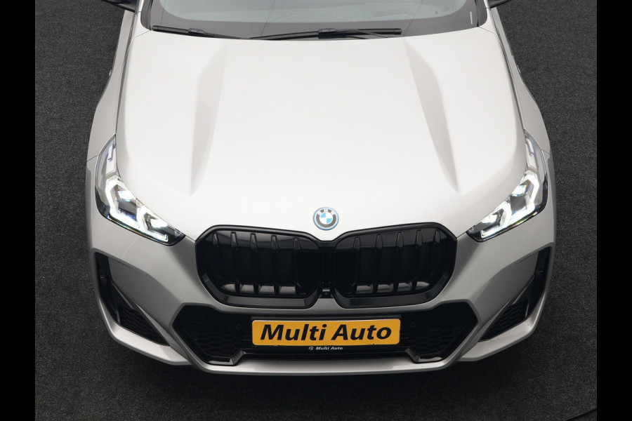 BMW X1 xDrive30e M Sport Plug In Hybrid 326pk Dealer O.H. PHEV | Panodak | Head Up | 360 Camera | Adaptive Cruise | Alcantara Sportstoelen Massage & Memory | Harman & Kardon | Stoelen & Stuur Verwarmd | Apple Carplay | 20"L.M | Blis | Keyless | Sfee