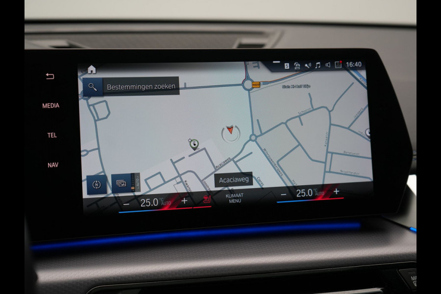 BMW X1 xDrive30e M Sport Plug In Hybrid 326pk Dealer O.H. PHEV | Panodak | Head Up | 360 Camera | Adaptive Cruise | Alcantara Sportstoelen Massage & Memory | Harman & Kardon | Stoelen & Stuur Verwarmd | Apple Carplay | 20"L.M | Blis | Keyless | Sfee