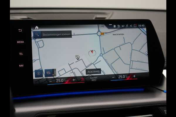 BMW X1 xDrive30e M Sport Plug In Hybrid 326pk Dealer O.H. PHEV | Panodak | Head Up | 360 Camera | Adaptive Cruise | Alcantara Sportstoelen Massage & Memory | Harman & Kardon | Stoelen & Stuur Verwarmd | Apple Carplay | 20"L.M | Blis | Keyless | Sfee