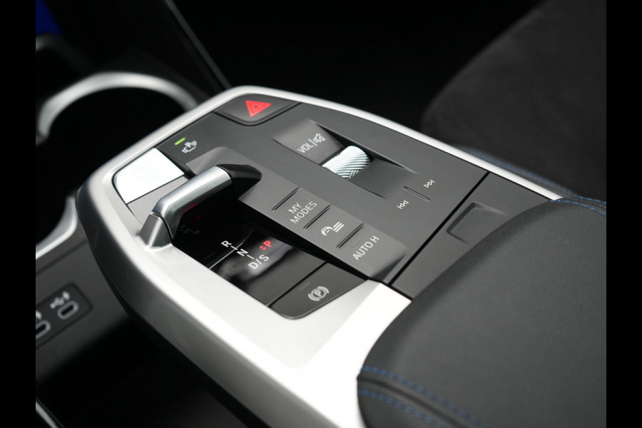 BMW X1 xDrive30e M Sport Plug In Hybrid 326pk Dealer O.H. PHEV | Panodak | Head Up | 360 Camera | Adaptive Cruise | Alcantara Sportstoelen Massage & Memory | Harman & Kardon | Stoelen & Stuur Verwarmd | Apple Carplay | 20"L.M | Blis | Keyless | Sfee