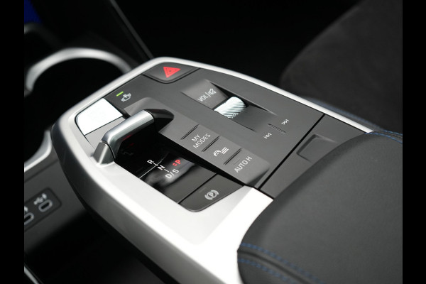 BMW X1 xDrive30e M Sport Plug In Hybrid 326pk Dealer O.H. PHEV | Panodak | Head Up | 360 Camera | Adaptive Cruise | Alcantara Sportstoelen Massage & Memory | Harman & Kardon | Stoelen & Stuur Verwarmd | Apple Carplay | 20"L.M | Blis | Keyless | Sfee