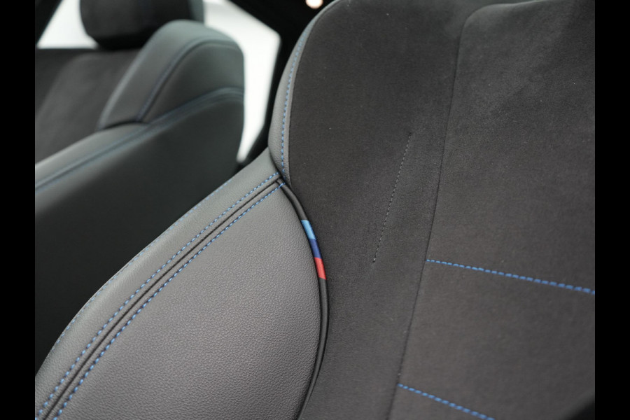 BMW X1 xDrive30e M Sport Plug In Hybrid 326pk Dealer O.H. PHEV | Panodak | Head Up | 360 Camera | Adaptive Cruise | Alcantara Sportstoelen Massage & Memory | Harman & Kardon | Stoelen & Stuur Verwarmd | Apple Carplay | 20"L.M | Blis | Keyless | Sfee