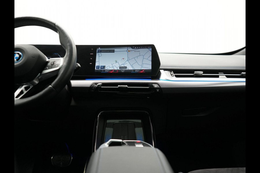 BMW X1 xDrive30e M Sport Plug In Hybrid 326pk Dealer O.H. PHEV | Panodak | Head Up | 360 Camera | Adaptive Cruise | Alcantara Sportstoelen Massage & Memory | Harman & Kardon | Stoelen & Stuur Verwarmd | Apple Carplay | 20"L.M | Blis | Keyless | Sfee