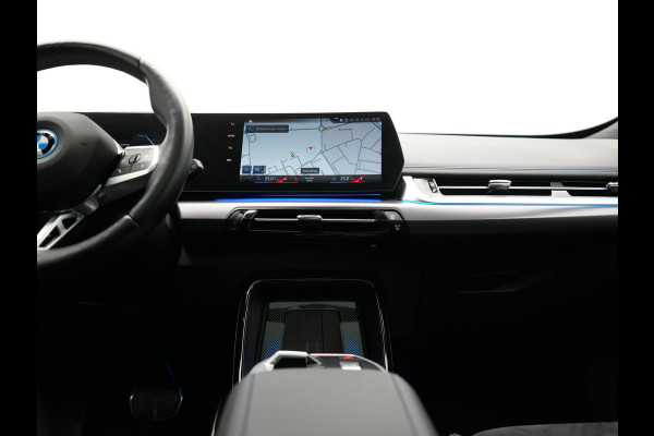 BMW X1 xDrive30e M Sport Plug In Hybrid 326pk Dealer O.H. PHEV | Panodak | Head Up | 360 Camera | Adaptive Cruise | Alcantara Sportstoelen Massage & Memory | Harman & Kardon | Stoelen & Stuur Verwarmd | Apple Carplay | 20"L.M | Blis | Keyless | Sfee