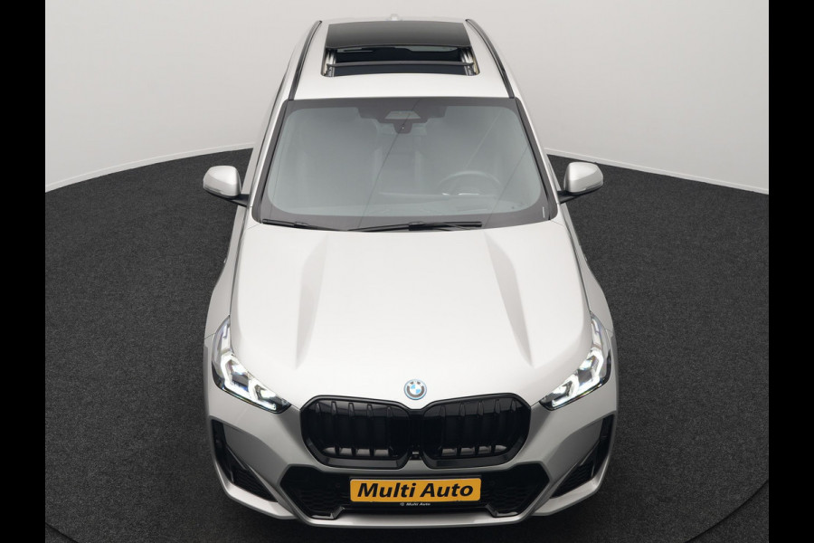 BMW X1 xDrive30e M Sport Plug In Hybrid 326pk Dealer O.H. PHEV | Panodak | Head Up | 360 Camera | Adaptive Cruise | Alcantara Sportstoelen Massage & Memory | Harman & Kardon | Stoelen & Stuur Verwarmd | Apple Carplay | 20"L.M | Blis | Keyless | Sfee