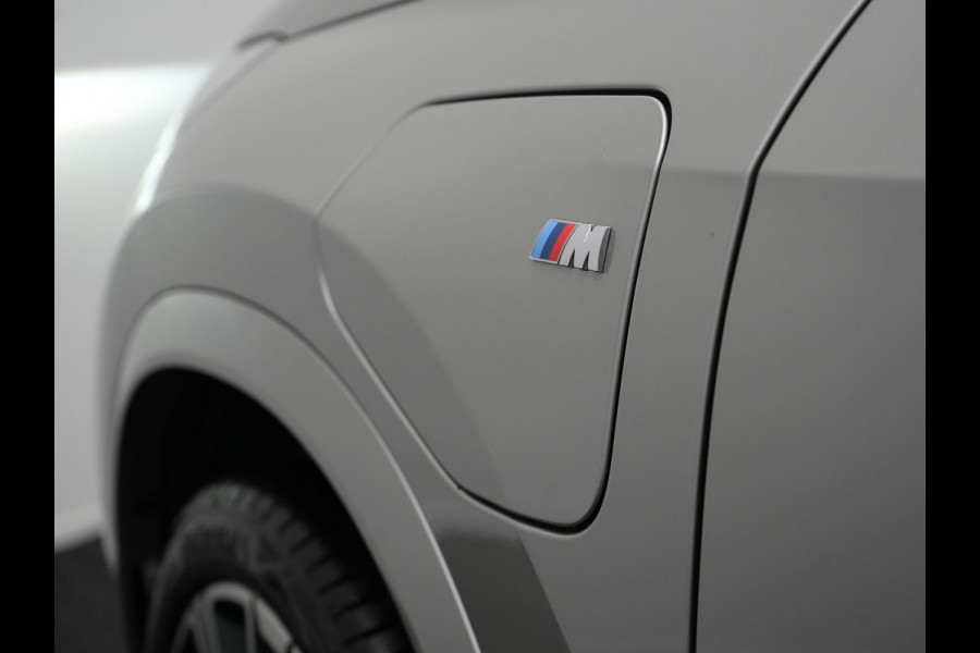 BMW X1 xDrive30e M Sport Plug In Hybrid 326pk Dealer O.H. PHEV | Panodak | Head Up | 360 Camera | Adaptive Cruise | Alcantara Sportstoelen Massage & Memory | Harman & Kardon | Stoelen & Stuur Verwarmd | Apple Carplay | 20"L.M | Blis | Keyless | Sfee
