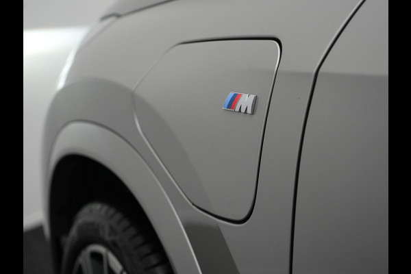 BMW X1 xDrive30e M Sport Plug In Hybrid 326pk Dealer O.H. PHEV | Panodak | Head Up | 360 Camera | Adaptive Cruise | Alcantara Sportstoelen Massage & Memory | Harman & Kardon | Stoelen & Stuur Verwarmd | Apple Carplay | 20"L.M | Blis | Keyless | Sfee