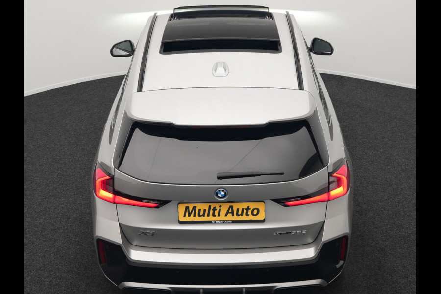 BMW X1 xDrive30e M Sport Plug In Hybrid 326pk Dealer O.H. PHEV | Panodak | Head Up | 360 Camera | Adaptive Cruise | Alcantara Sportstoelen Massage & Memory | Harman & Kardon | Stoelen & Stuur Verwarmd | Apple Carplay | 20"L.M | Blis | Keyless | Sfee