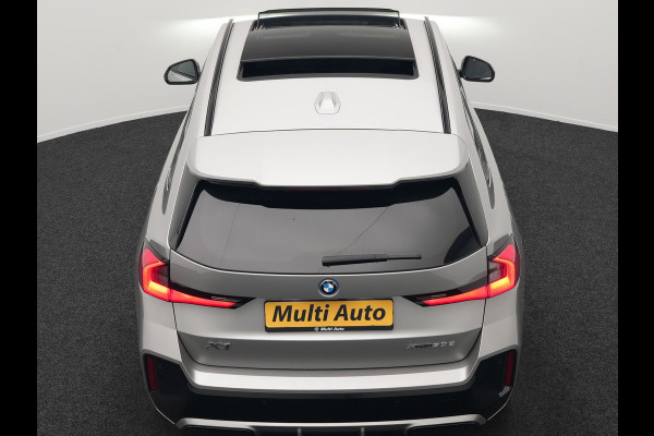 BMW X1 xDrive30e M Sport Plug In Hybrid 326pk Dealer O.H. PHEV | Panodak | Head Up | 360 Camera | Adaptive Cruise | Alcantara Sportstoelen Massage & Memory | Harman & Kardon | Stoelen & Stuur Verwarmd | Apple Carplay | 20"L.M | Blis | Keyless | Sfee