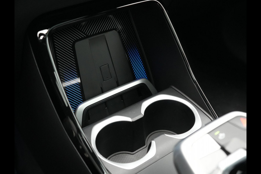 BMW X1 xDrive30e M Sport Plug In Hybrid 326pk Dealer O.H. PHEV | Panodak | Head Up | 360 Camera | Adaptive Cruise | Alcantara Sportstoelen Massage & Memory | Harman & Kardon | Stoelen & Stuur Verwarmd | Apple Carplay | 20"L.M | Blis | Keyless | Sfee