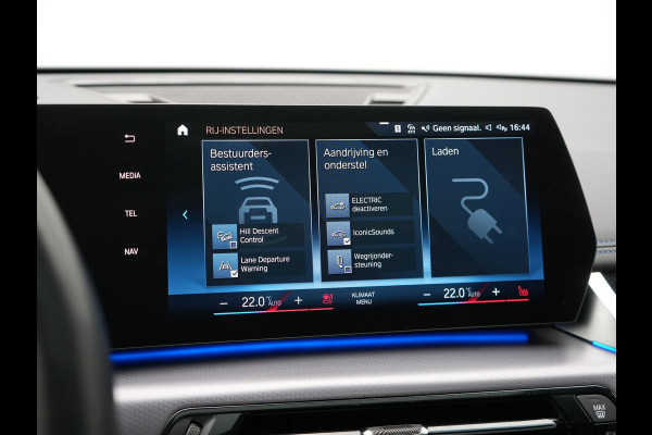 BMW X1 xDrive30e M Sport Plug In Hybrid 326pk Dealer O.H. PHEV | Panodak | Head Up | 360 Camera | Adaptive Cruise | Alcantara Sportstoelen Massage & Memory | Harman & Kardon | Stoelen & Stuur Verwarmd | Apple Carplay | 20"L.M | Blis | Keyless | Sfee