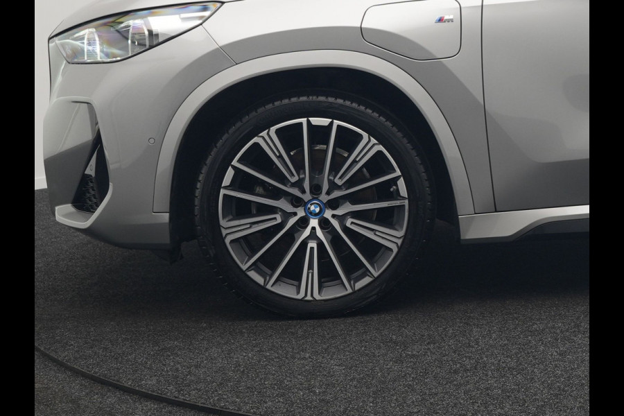 BMW X1 xDrive30e M Sport Plug In Hybrid 326pk Dealer O.H. PHEV | Panodak | Head Up | 360 Camera | Adaptive Cruise | Alcantara Sportstoelen Massage & Memory | Harman & Kardon | Stoelen & Stuur Verwarmd | Apple Carplay | 20"L.M | Blis | Keyless | Sfee