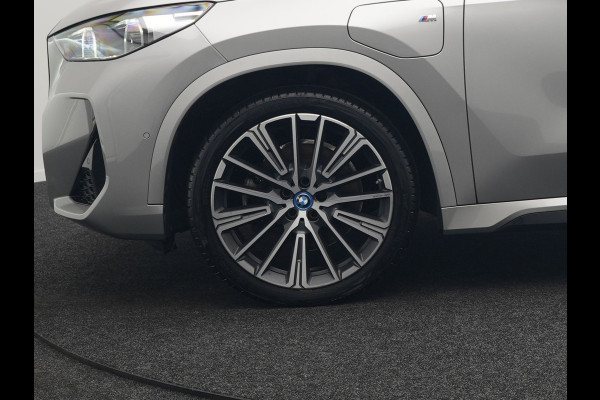 BMW X1 xDrive30e M Sport Plug In Hybrid 326pk Dealer O.H. PHEV | Panodak | Head Up | 360 Camera | Adaptive Cruise | Alcantara Sportstoelen Massage & Memory | Harman & Kardon | Stoelen & Stuur Verwarmd | Apple Carplay | 20"L.M | Blis | Keyless | Sfee