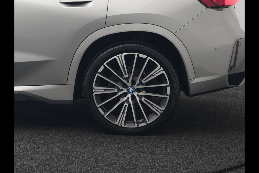 BMW X1 xDrive30e M Sport Plug In Hybrid 326pk Dealer O.H. PHEV | Panodak | Head Up | 360 Camera | Adaptive Cruise | Alcantara Sportstoelen Massage & Memory | Harman & Kardon | Stoelen & Stuur Verwarmd | Apple Carplay | 20"L.M | Blis | Keyless | Sfee