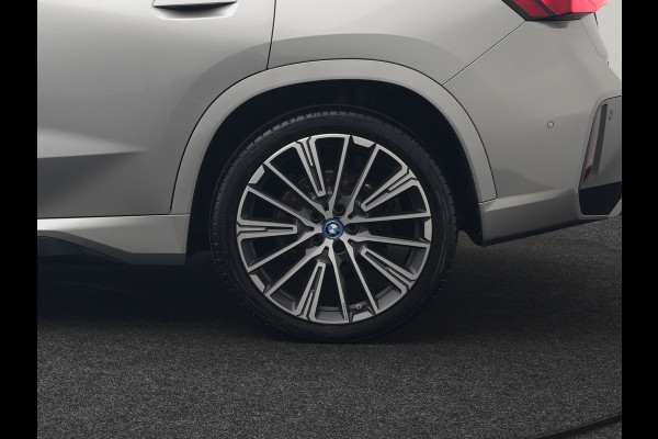 BMW X1 xDrive30e M Sport Plug In Hybrid 326pk Dealer O.H. PHEV | Panodak | Head Up | 360 Camera | Adaptive Cruise | Alcantara Sportstoelen Massage & Memory | Harman & Kardon | Stoelen & Stuur Verwarmd | Apple Carplay | 20"L.M | Blis | Keyless | Sfee