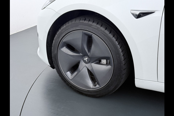 Tesla Model 3 RWD SR+ 60kWh 325PK Lmv 18" AutoPilot Leder PanoDak Adaptive-Cruise Lmv Camera's Elektr.-Stuur+Stoelen+Spiegels+Geheugen+Easy-En Navi LED Comfortstoelen ACC DAB Keyless en Voorverwarmen interieur via App One-Pedal-Drive Origineel Nederlandse auto tot 11kw laden thuis! Garantie Accu tot 10-12-2027 max 160.000km 1.584kg licht!