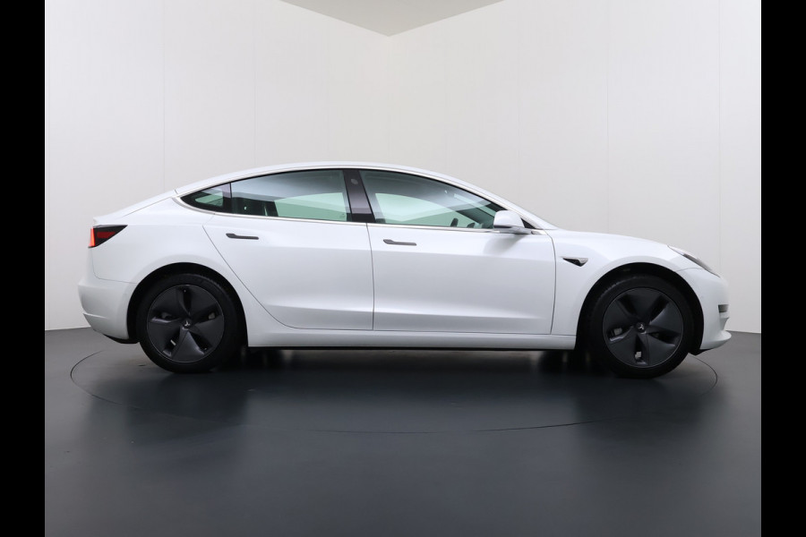 Tesla Model 3 RWD SR+ 60kWh 325PK Lmv 18" AutoPilot Leder PanoDak Adaptive-Cruise Lmv Camera's Elektr.-Stuur+Stoelen+Spiegels+Geheugen+Easy-En Navi LED Comfortstoelen ACC DAB Keyless en Voorverwarmen interieur via App One-Pedal-Drive Origineel Nederlandse auto tot 11kw laden thuis! Garantie Accu tot 10-12-2027 max 160.000km 1.584kg licht!