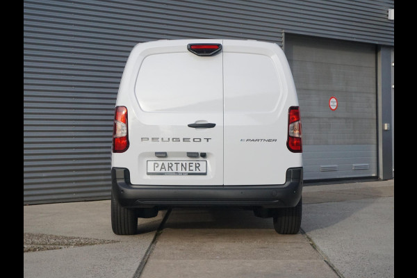 Peugeot e-Partner L2 50 kWh | 0% rente | Navigatie incl. Apple Carplay | camera's | parkeersensoren voor & achter | dodehoek detectie | Comfort stoel | rijklaarprijs