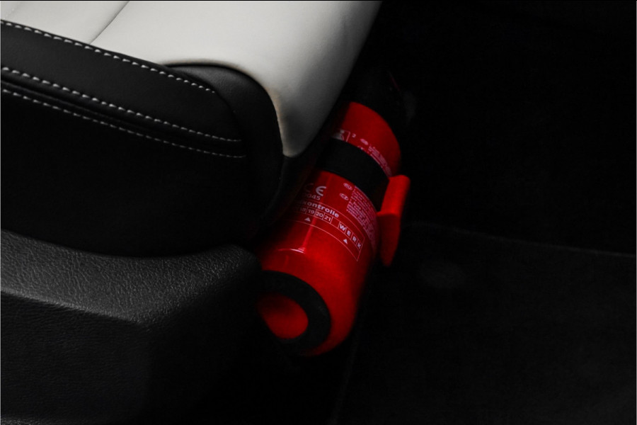 Volkswagen Golf 2.0 TSI 4Motion R Performance Akrapovic Pano Dynaudio Leder 19"