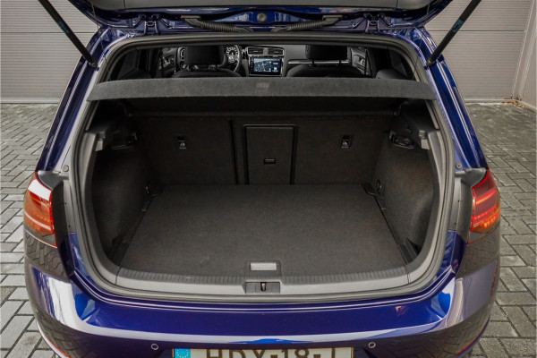 Volkswagen Golf 2.0 TSI 4Motion R Performance Akrapovic Pano Dynaudio Leder 19"