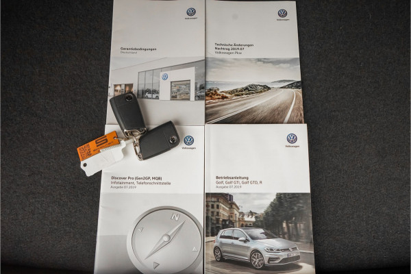 Volkswagen Golf 2.0 TSI 4Motion R Performance Akrapovic Pano Dynaudio Leder 19"