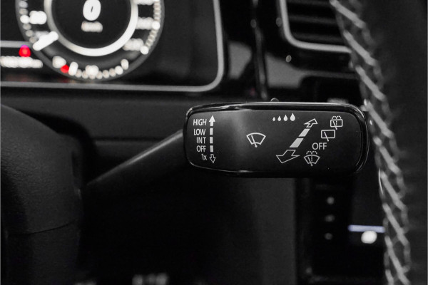 Volkswagen Golf 2.0 TSI 4Motion R Performance Akrapovic Pano Dynaudio Leder 19"