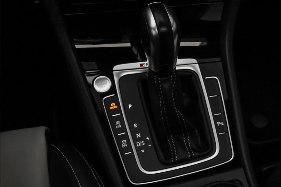 Volkswagen Golf 2.0 TSI 4Motion R Performance Akrapovic Pano Dynaudio Leder 19"