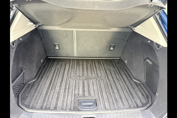 Lynk & Co 01 PHEV AUT-7 261pk Org NL Trekhaak Pano-Schuifdak Lmv 20" 360°Camera Apple Carplay Android Auto Adap.Cruise Navi Pdc Ecc Keyless L Elek.Memory.Stoel File assistent Dodehoek detector Elektrisch bedienbare achterklep Rijstrooksensor Wifi Verkeersbord detectie 425Nm koppel 3,7kw laadvermogen