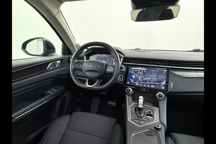 Lynk & Co 01 PHEV AUT-7 261pk Org NL Trekhaak Pano-Schuifdak Lmv 20" 360°Camera Apple Carplay Android Auto Adap.Cruise Navi Pdc Ecc Keyless L Elek.Memory.Stoel File assistent Dodehoek detector Elektrisch bedienbare achterklep Rijstrooksensor Wifi Verkeersbord detectie 425Nm koppel 3,7kw laadvermogen
