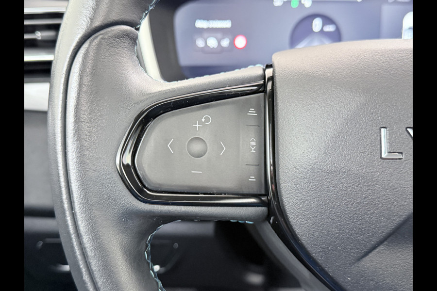 Lynk & Co 01 PHEV AUT-7 261pk Org NL Trekhaak Pano-Schuifdak Lmv 20" 360°Camera Apple Carplay Android Auto Adap.Cruise Navi Pdc Ecc Keyless L Elek.Memory.Stoel File assistent Dodehoek detector Elektrisch bedienbare achterklep Rijstrooksensor Wifi Verkeersbord detectie 425Nm koppel 3,7kw laadvermogen