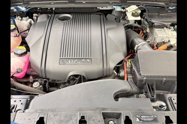 Lynk & Co 01 PHEV AUT-7 261pk Org NL Trekhaak Pano-Schuifdak Lmv 20" 360°Camera Apple Carplay Android Auto Adap.Cruise Navi Pdc Ecc Keyless L Elek.Memory.Stoel File assistent Dodehoek detector Elektrisch bedienbare achterklep Rijstrooksensor Wifi Verkeersbord detectie 425Nm koppel 3,7kw laadvermogen