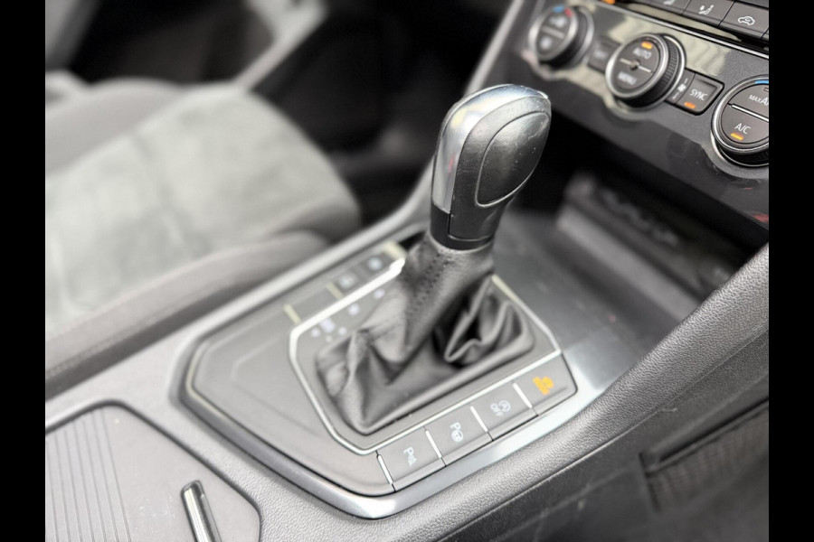 Volkswagen Tiguan Allspace 1.5 TSI R-line 7-persoons Automaat | Panoramadak | DCC Mode Selection | Stoelverwarming | LED verlichting | Spiegels elektrisch