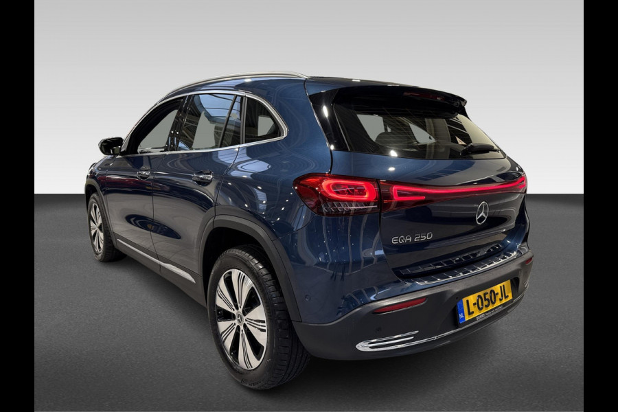 Mercedes-Benz EQA 250 Business Solution Luxury 67 kWh Panoramadak | leder