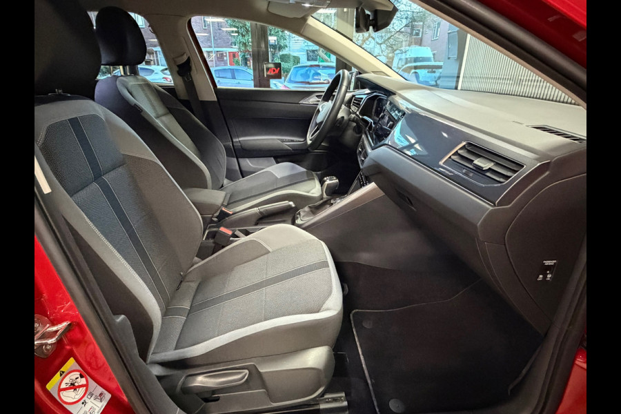 Volkswagen Polo 1.0 TSI R-LINE DSG CAMERA PARKEERSENSOREN VOOR EN ACHTER APPLE CARPLAY NAVI CRUISE CONTROL STOELVERWARMING