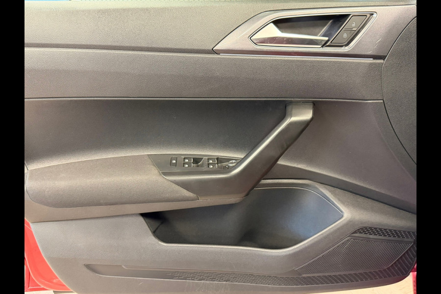 Volkswagen Polo 1.0 TSI R-LINE DSG CAMERA PARKEERSENSOREN VOOR EN ACHTER APPLE CARPLAY NAVI CRUISE CONTROL STOELVERWARMING