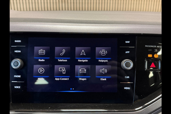 Volkswagen Polo 1.0 TSI R-LINE DSG CAMERA PARKEERSENSOREN VOOR EN ACHTER APPLE CARPLAY NAVI CRUISE CONTROL STOELVERWARMING