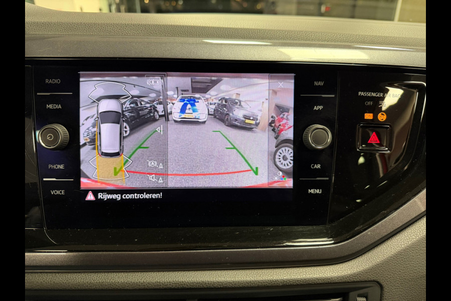 Volkswagen Polo 1.0 TSI R-LINE DSG CAMERA PARKEERSENSOREN VOOR EN ACHTER APPLE CARPLAY NAVI CRUISE CONTROL STOELVERWARMING