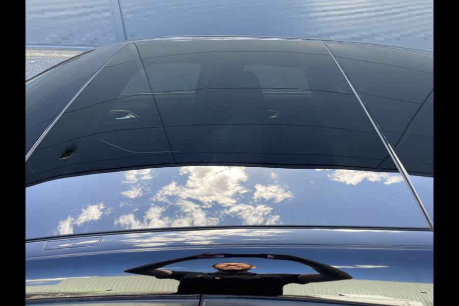 Mercedes-Benz A-Klasse 160 Ambition (Elektrisch Schuifdak - LED koplampen - AMG pakket - Navigatie - Parkeersensoren V+A - Airco - Sportstoelen)