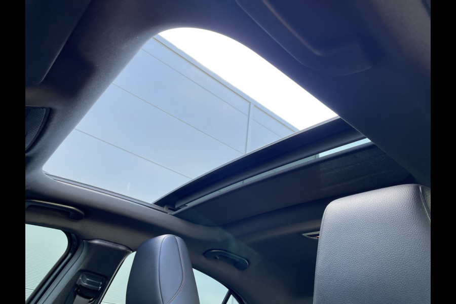 Mercedes-Benz A-Klasse 160 Ambition (Elektrisch Schuifdak - LED koplampen - AMG pakket - Navigatie - Parkeersensoren V+A - Airco - Sportstoelen)