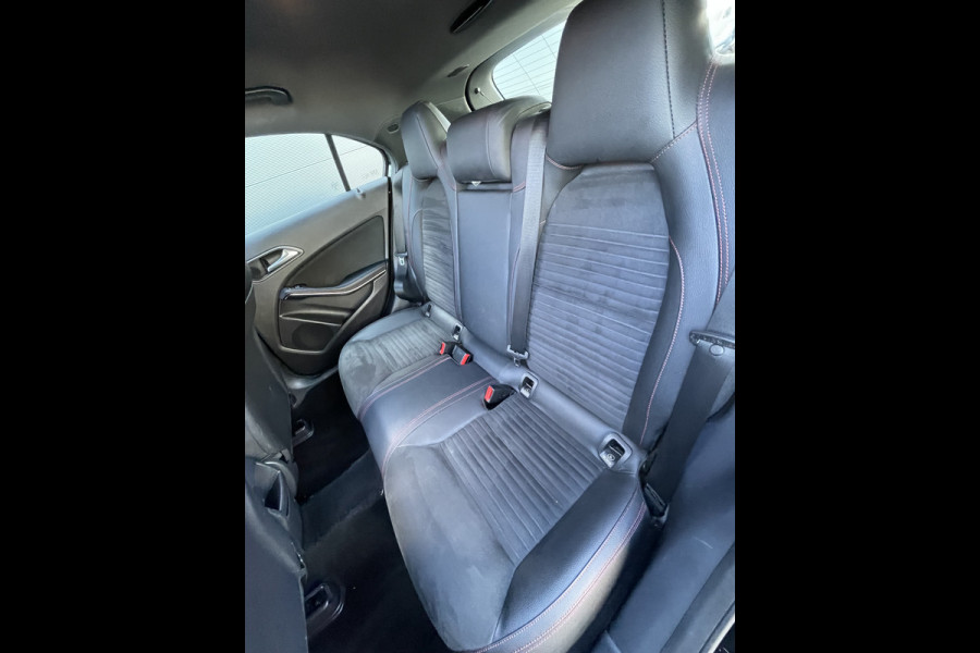 Mercedes-Benz A-Klasse 160 Ambition (Elektrisch Schuifdak - LED koplampen - AMG pakket - Navigatie - Parkeersensoren V+A - Airco - Sportstoelen)