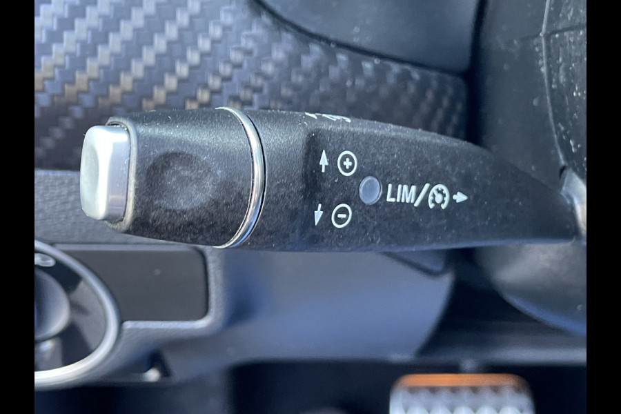 Mercedes-Benz A-Klasse 160 Ambition (Elektrisch Schuifdak - LED koplampen - AMG pakket - Navigatie - Parkeersensoren V+A - Airco - Sportstoelen)